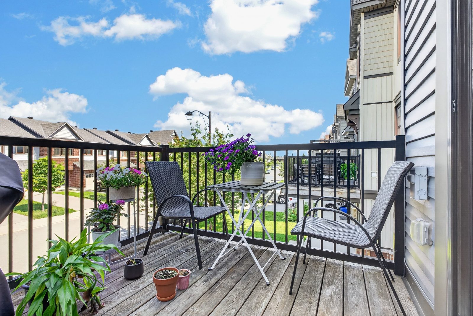 Balcony with seating and planters