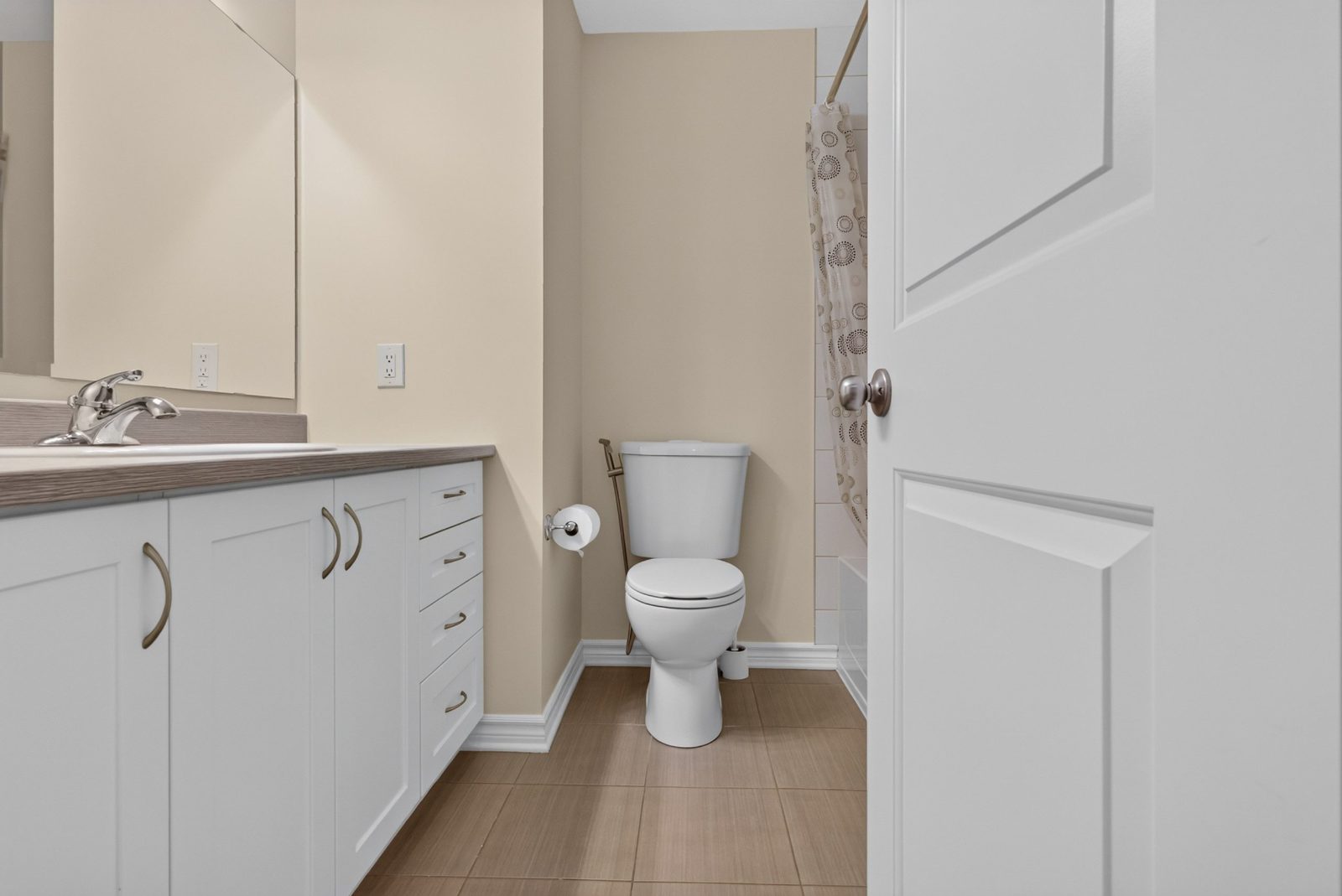 Full bathroom on the upper level